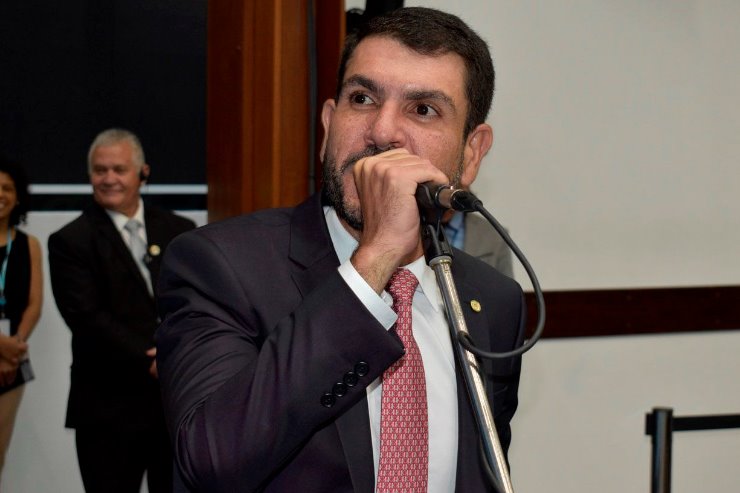 Deputado Paulo Corrêa durante sessão plenária desta terça-feira; parlamentar é o autor da proposta