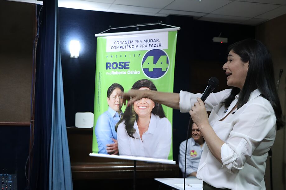 Rose Modesto durante evento no Instituto Sul-Mato-Grossense para Cegos Florivaldo Vargas, reafirmando seu compromisso com a inclusão social em Campo Grande.