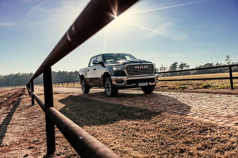 Ram 1500, picape, lançamento automotivo, motor Hurricane 6, tecnologia automotiva, ADAS nível 2, picape grande, Ram Brasil.