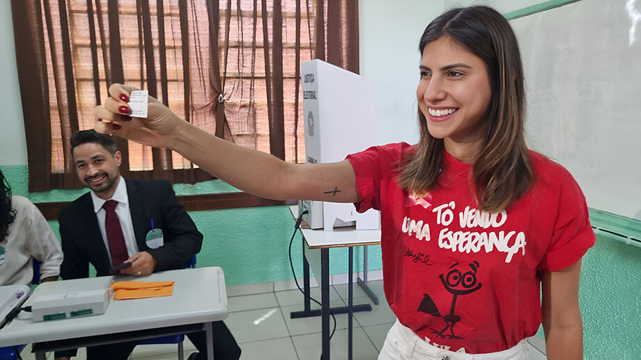 Camila Jara votou nesta manhã na Escola São Francisco