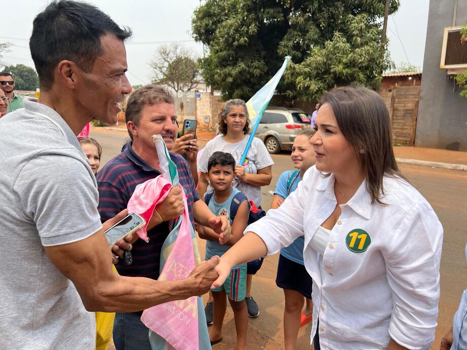 Prefeita Adriane Lopes e sua vice, Dra. Camilla Nascimento, em visita ao bairro Grande Lageado, destacando obras prioritárias para a região.