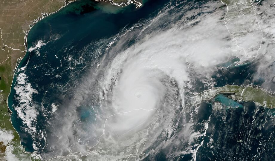 Imagem de satélite GeoColor do GOES-16, capturada no dia 8 de outubro, mostra o furacão Milton no Golfo do México, ao largo da costa da Península de Yucatán