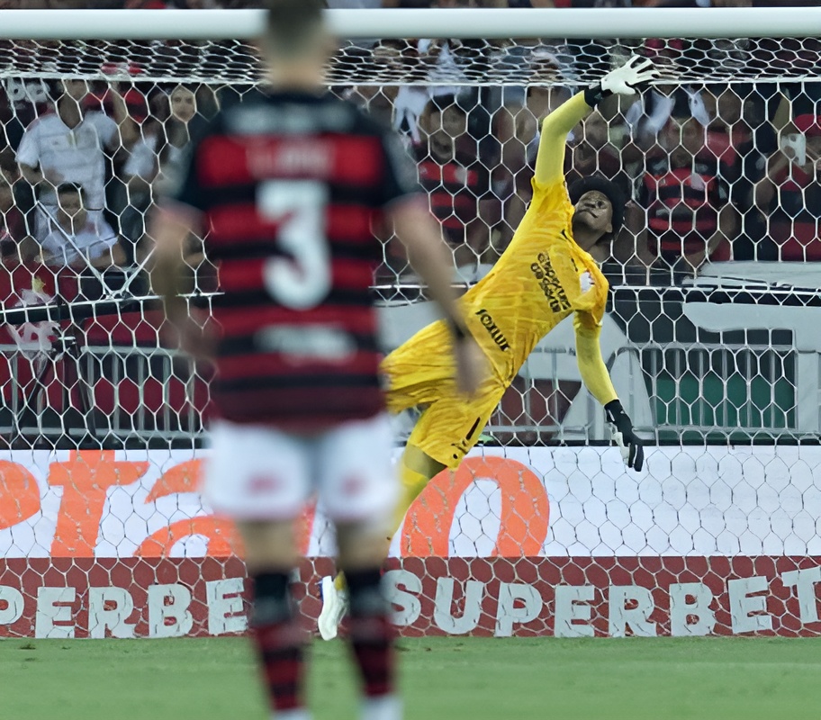 Hugo Souza foi o destaque do Corinthians no duelo com o Flamengo no jogo de ida das semis da Copa do Brasil