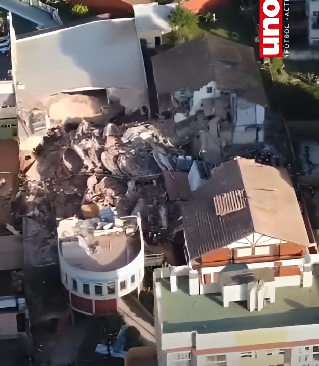 Frame de vídeo do jornal argentino Clarín mostra os escombros do hotel Dubrovnik, que caiu na cidade costeira de Villa Gesel, na província de Buenos Aires