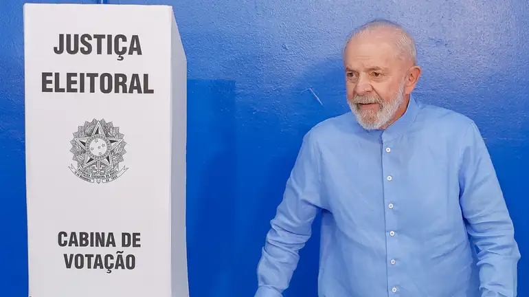 Presidente Luiz Inácio Lula da Silva votando neste domingo (6)