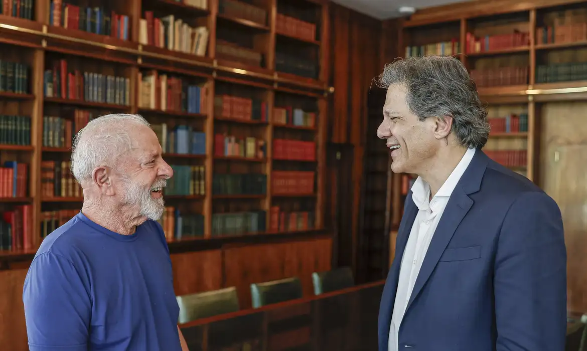 Haddad visita Lula na residência do presidente em São Paulo