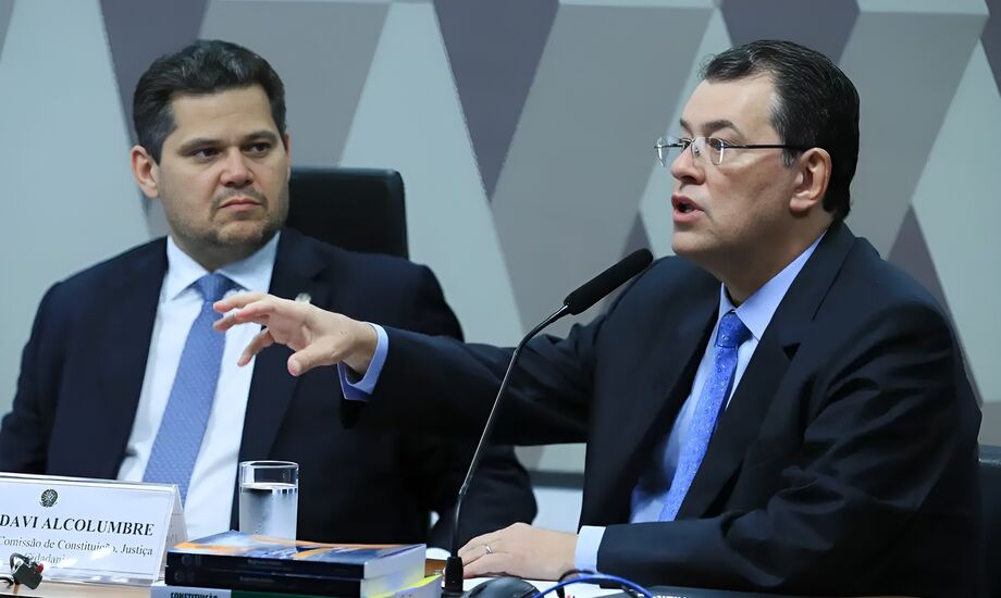 O Projeto de Lei Complementar 68/2024 foi encaminhado ao Senado em agosto, mas por um acordo com os presidentes do Senado, Rodrigo Pacheco (PSD-MG), e da CCJ, Davi Alcolumbre (União-AP), o texto só começaria a tramitar no final do calendário das eleições