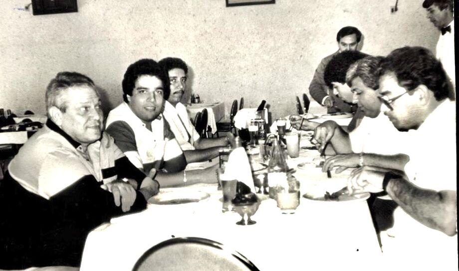 Registro de jantar com Ary Toledo e representantes do jornal A Crítica na churrascaria Majestic. Da esquerda para a direita: Ary Toledo, Luiz Carlos Feitosa, Edgar Pereira, Nilson Feitosa, Pedro Silva e William Ribeiro.