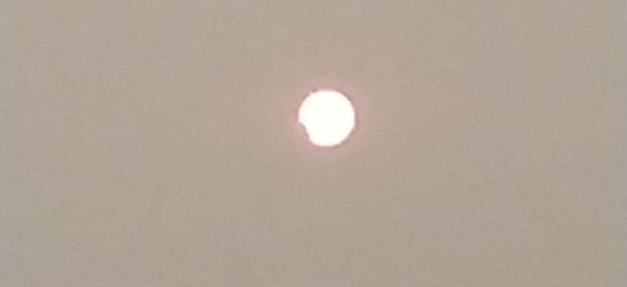 Sol, Lua e Terra se alinham, mas fumaça atrapalha quem tentou ver o eclipse solar