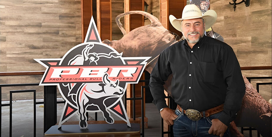 Adriano Moraes, tricampeão mundial e ícone do rodeio, estará em Campo Grande para a etapa da PBR durante a Expogenética MS.
