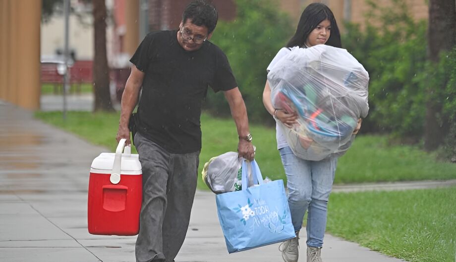 Pessoas chegam para se abrigar na escola Buffalo Creek antes da chegada do furacão Milton em Bradenton, Florida, em 9 de outubro de 2024