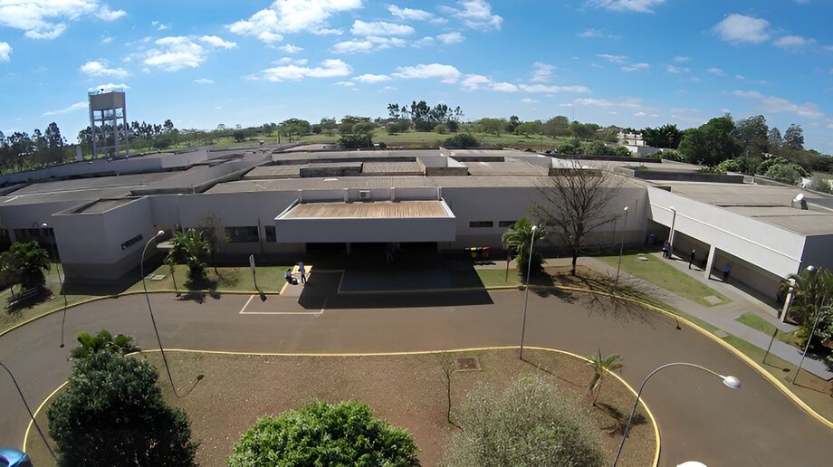 Hospital Universitário de Dourados, onde o bebê estava internado após o atropelamento em Naviraí.