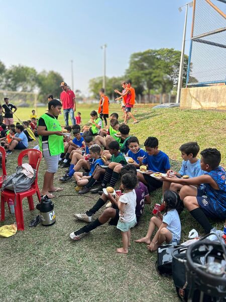 As crianças tiveram um dia de diversão com direito a hambúrguer