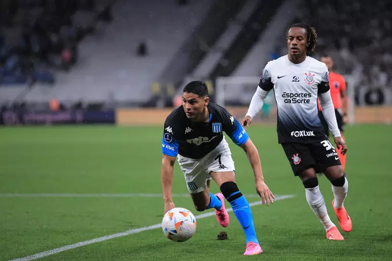 Ramalho, do Corinthians, disputa lance com Salas, do Racing, durante partida pela Sul-Americana.
