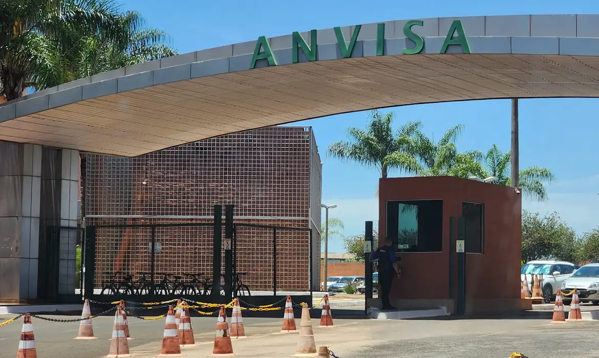 Anvisa atualiza normas de vigilância em portos e aeroportos.