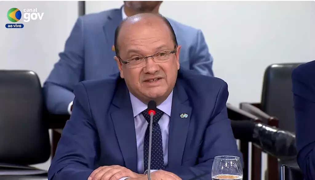 Vice-governador de Mato Grosso do Sul, José Carlos Barbosa, o Barbosinha, discursa em reunião com o presidente Lula, cobrando reforço na segurança das fronteiras para combater o crime organizado.