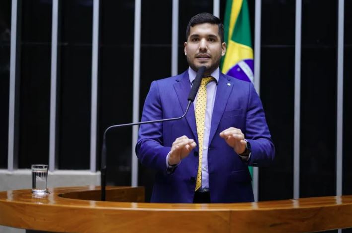 Líder do governo publica vídeo de candidato de Fortaleza falando 'dane-se' para feminicídio