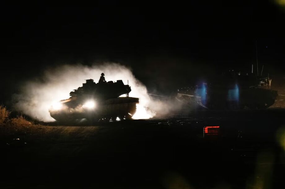 Um tanque israelense manobra no norte de Israel, perto da fronteira entre Israel e Líbano, na segunda-feira, 30.