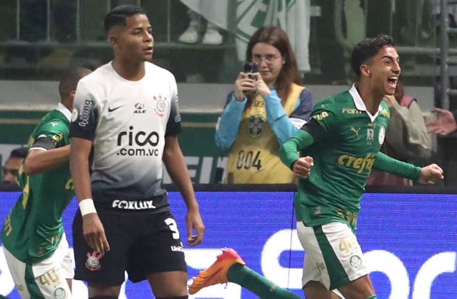Vitor Reis comemora gol em vitória sobre Corinthians em clássico disputado no meio da temporada