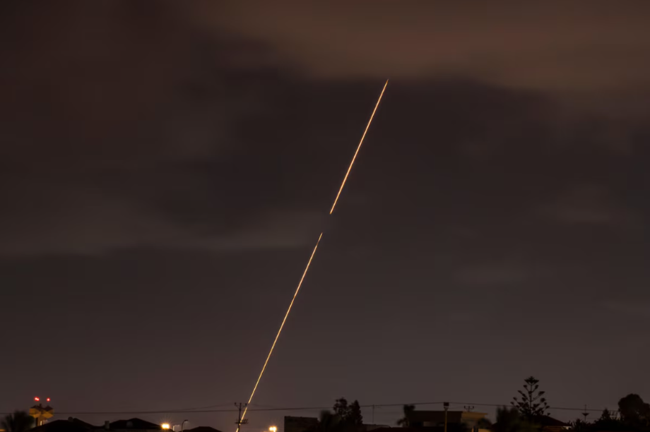 O sistema de defesa aérea israelense dispara para interceptar foguetes disparados do Irã