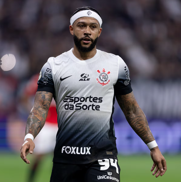Memphis Depay na estreia pelo Corinthians, contra o Atlético-GO, na Neo Química Arena