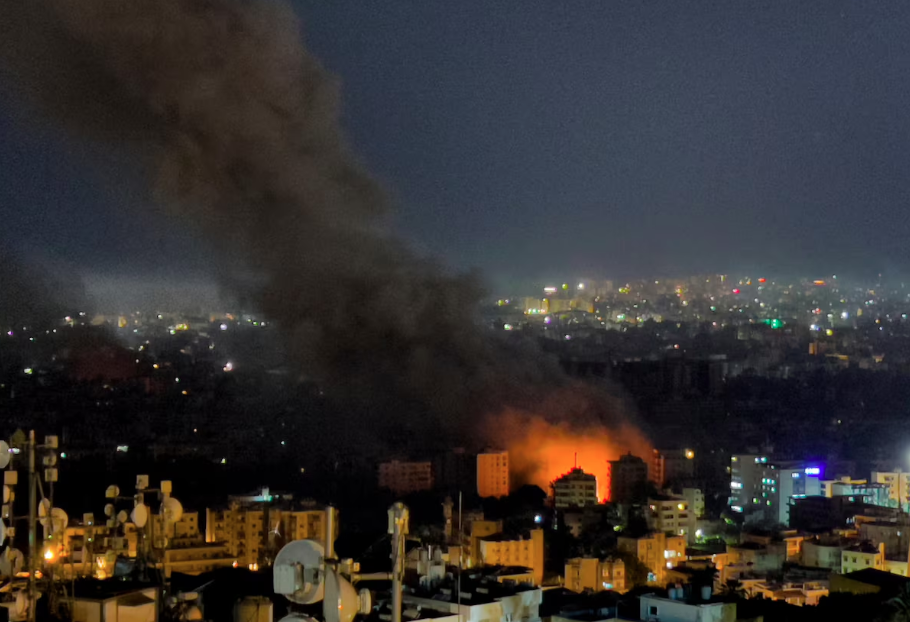 Imagem desta sexta-feira (4), mostra incêndios e fumaça após ataques aéreos israelenses em Dahiyeh, Beirute