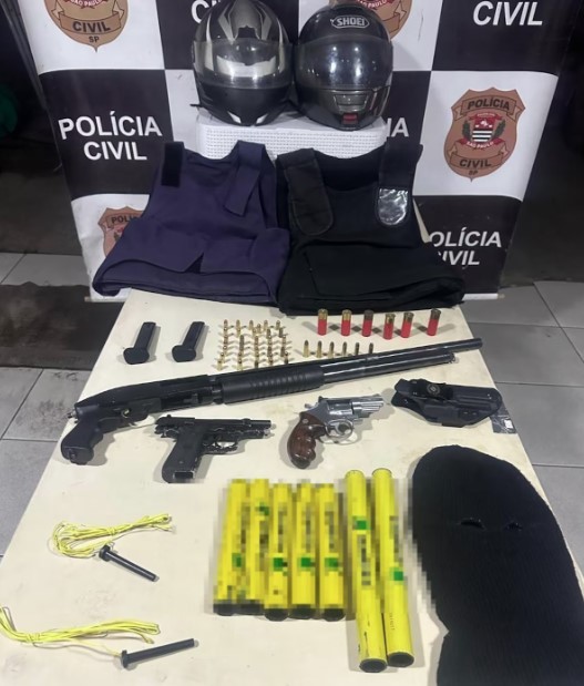 Além do revólver jogado no terreno, dentro do imóvel a polícia encontrou mais duas armas de fogo, sendo uma espingarda e uma pistola, cinco dinamites e dois detonadores.