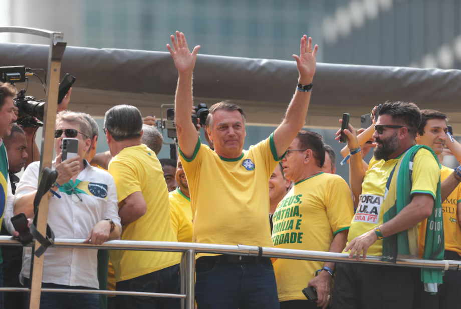 Bolsonaro saúda apoiadores em ato de 7 de Setembro na Avenida Paulista.