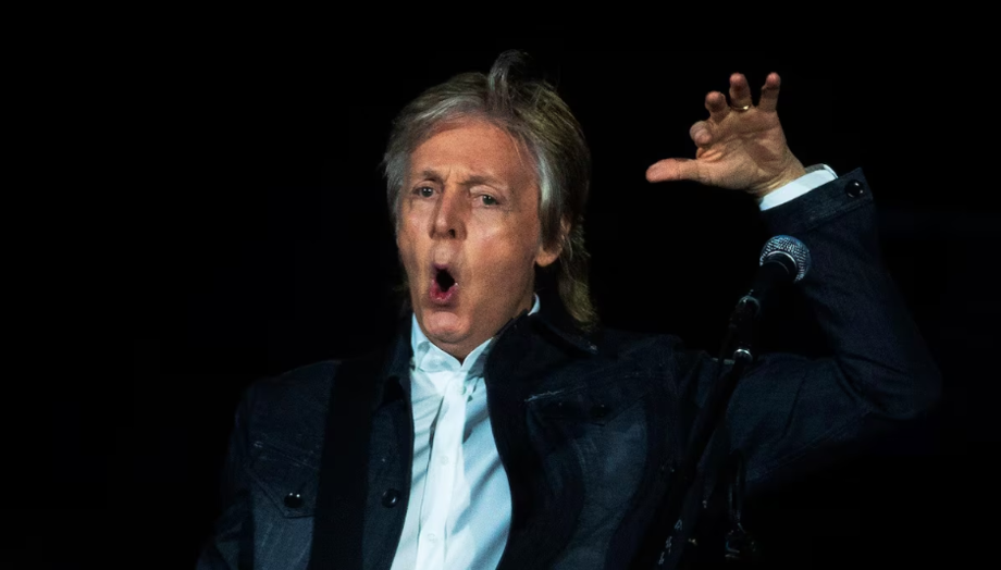 Paul McCartney usou suas redes sociais para homenagear John Lennon.
