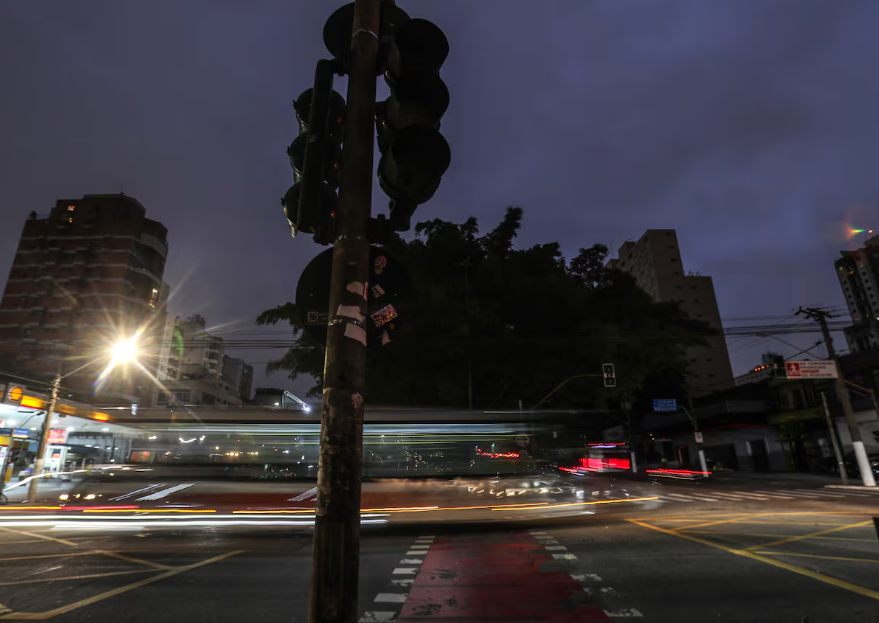 Na foto, cruzamento da Avenida Henrique Schaumann com a Rua Teodoro Sampaio com os semáforos desligados por falta de energia elétrica. Bairros ainda estão sem luz desde a noite de sexta-feira, 11.