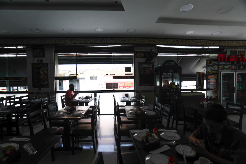Restaurante sem energia elétrica na rua Teodoro Sampaio, zona oeste de São Paulo