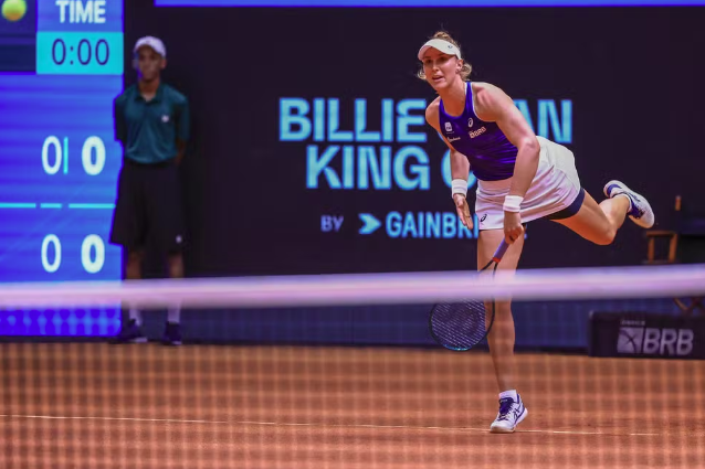 Bia Haddad saca em jogo da Billie Jean King Cup, em São Paulo