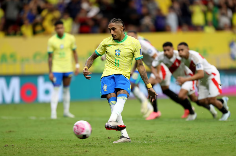 Rafinha marca o primeiro gol de pênalti na vitória do Brasil contra o Peru por 4 a 0