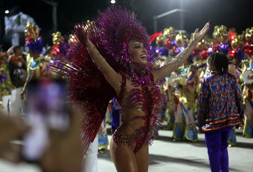 Sabrina Sato, rainha de bateria da Vila Isabel, desfilando na Marquês de Sapucaí no Rio, em 2024