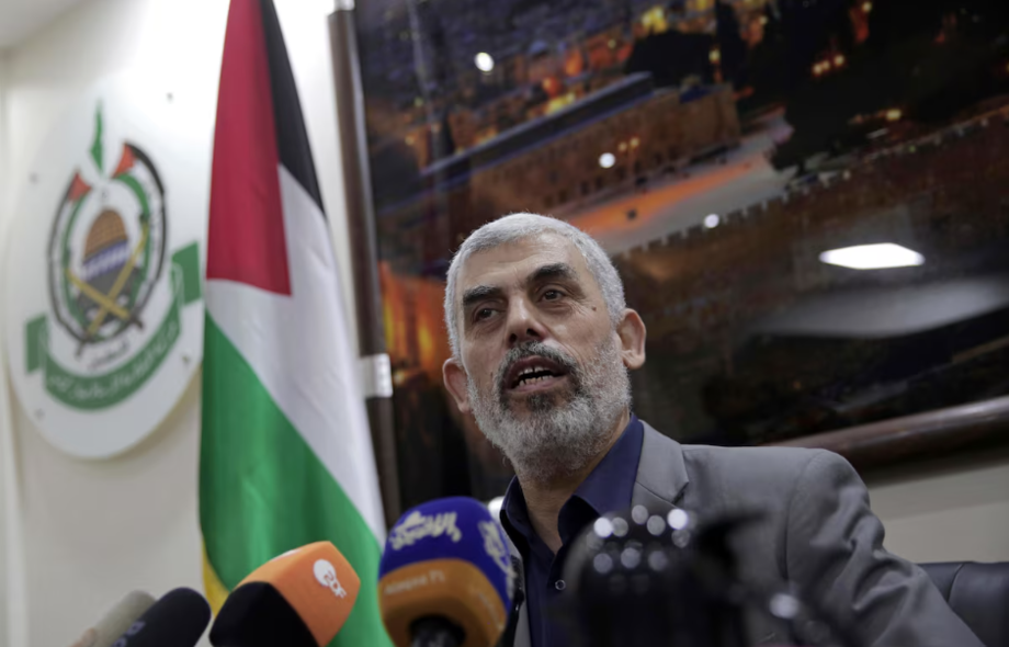 Sinwar durante entrevista na Faixa de Gaza, em 2018