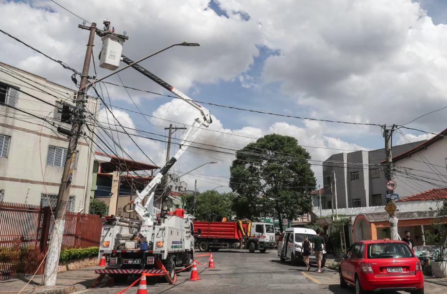 Enel disse que suas equipes estão atendendo 700 ocorrências por falta de energia na região metropolitana de São Paulo