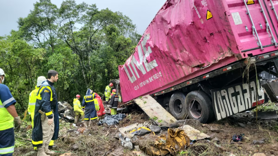 Acidente deixa mortos no Paraná.