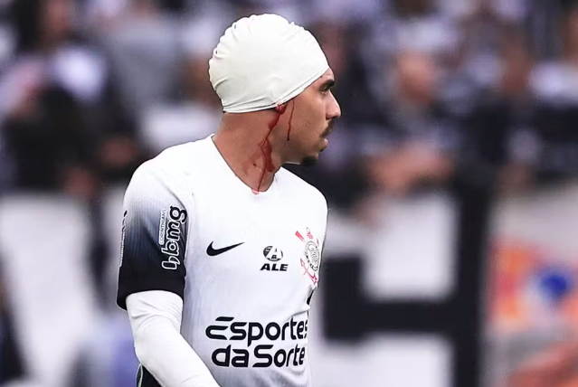 Matheuzinho tem sangramento na cabeça após lance com Bruno Henrique em Corinthians x Flamengo