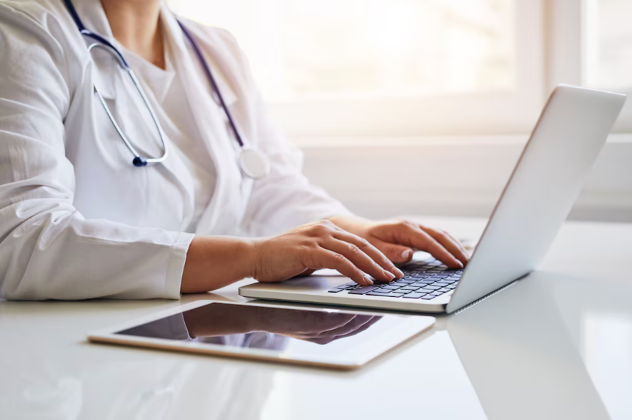 Entre os médicos agredidos, 47% das vítimas são mulheres