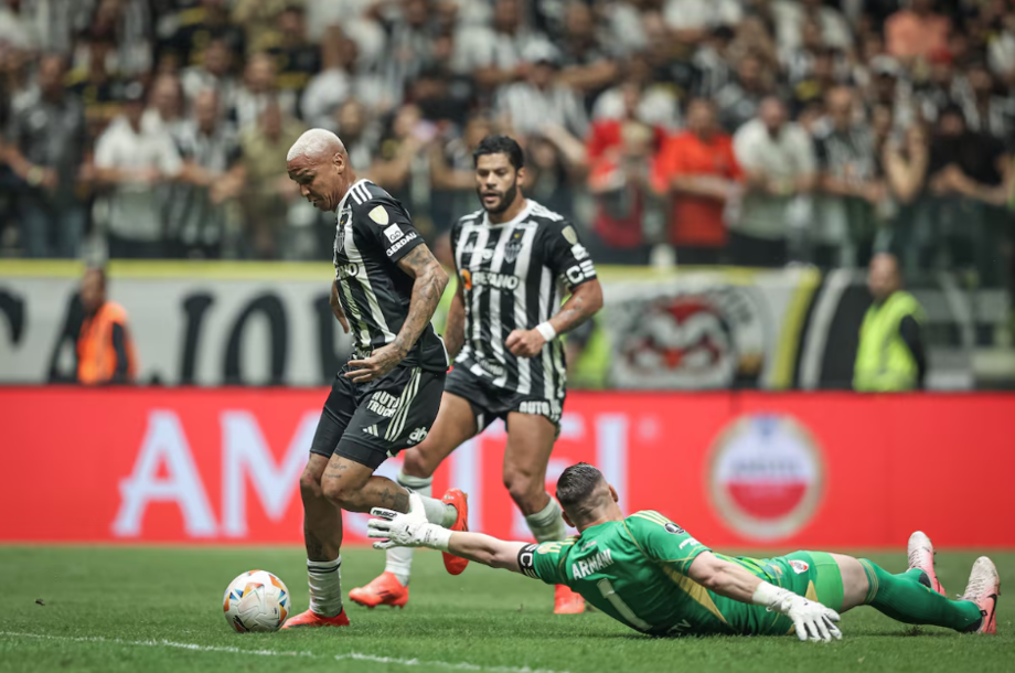 Deyverson fez dois gols e deu uma assistência em vitória que coloca o Atlético-MG com um pé na final da Libertadores.