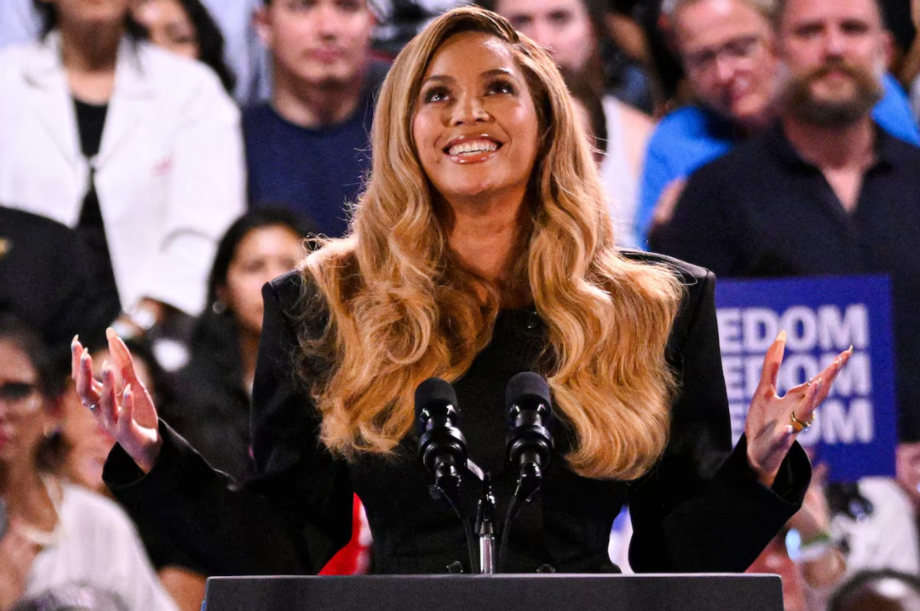 A cantora e compositora norte-americana Beyoncé fala durante um comício de campanha da vice-presidente dos EUA e candidata presidencial democrata Kamala Harris