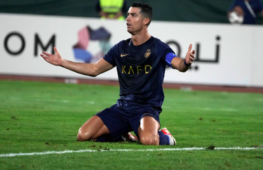 Cristiano Ronaldo tenta encontrar torcedor que se emocionou durante jogo do Al-Nassr