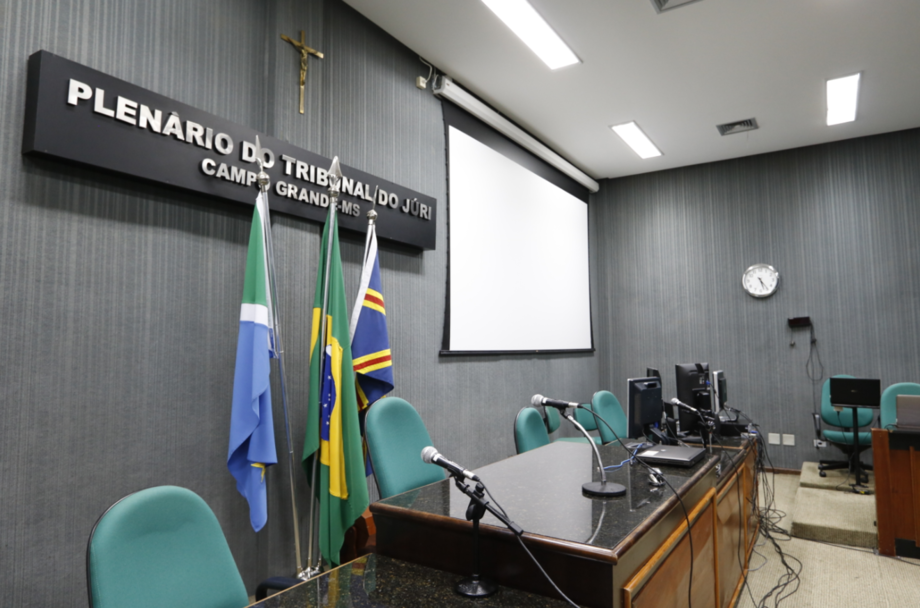 Tribunal do Júri de Campo Grande condenou réu a mais de 24 anos de prisão por homicídio e tentativa de matar policial