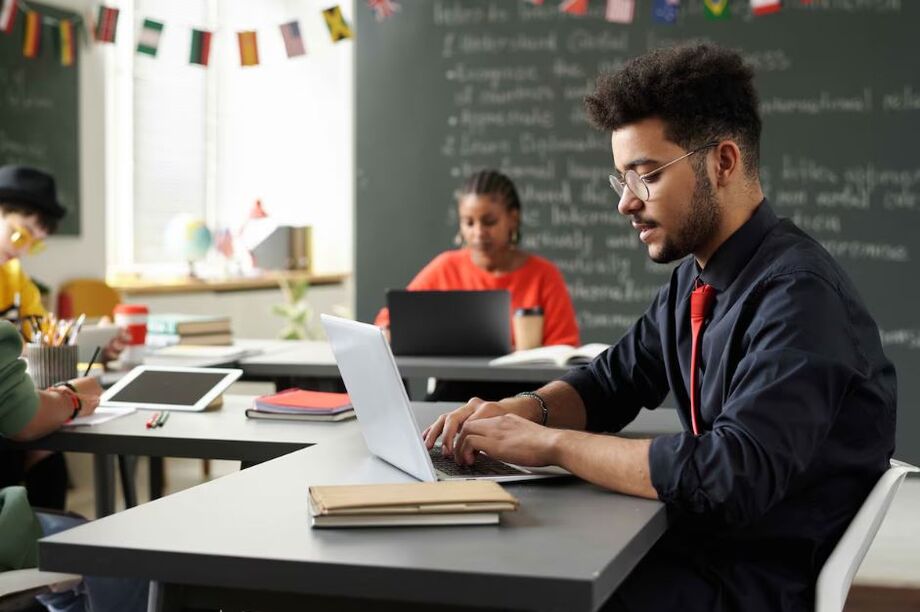 Modalidade online tem atraído mais alunos por sua facilidade logística e custo mais baixo