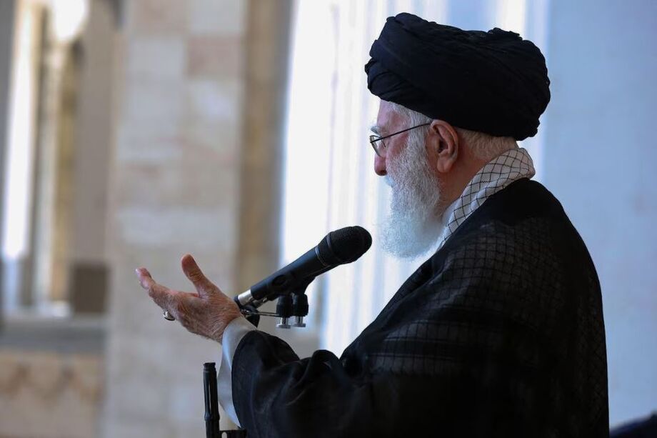 Imagem desta sexta-feira, 4, mostra o líder supremo aiatolá Ali Khamenei durante oração no centro de Teerã. Khamenei prometeu continuar ataques contra Israel