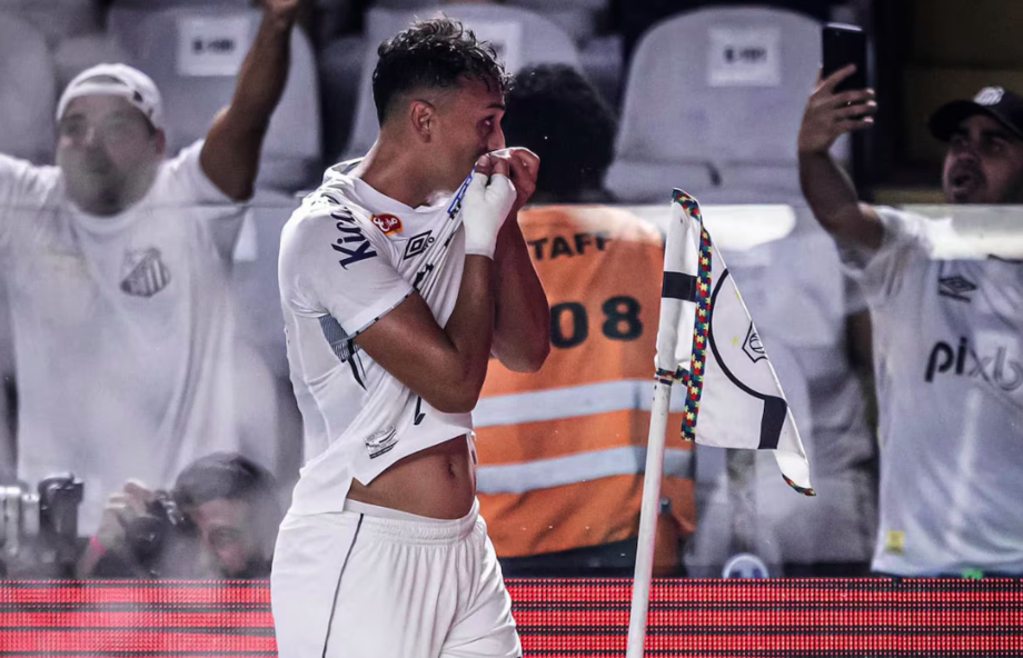 Diego Pituca comemora gol na Vila Belmiro