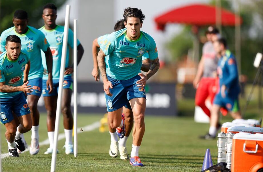 Pedro, atacante do Flamengo, em treino da seleção brasileira, no CT do Caju, em Curitiba