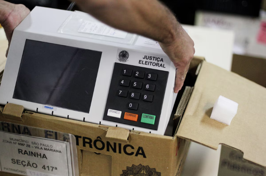 Saiba até que horas os eleitores podem registrar os votos neste domingo, 27