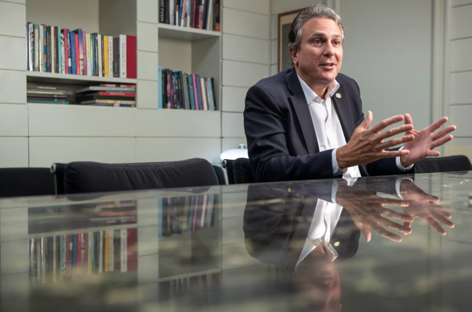 Ministro da Educação é senador licenciado pelo Ceará