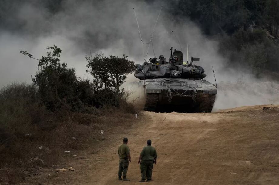 Tanques israelenses operam em uma área no norte de Israel, perto da fronteira com o Líbano